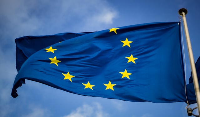 Europäische Flagge die im Wind weht