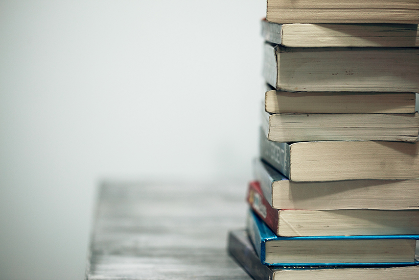 Bücherstapel auf hellem Tisch