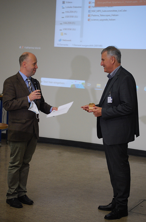 Prof. Dr. Ilya Eremin verleiht Herrn Prof. Dr. Dr. Wolfgang Rhode die Honorarprofessur der Fakultät für Physik und Astronomie. 