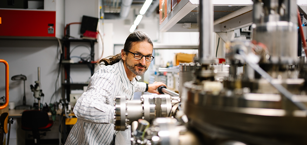 Arne Ludwig, ein Mann mit Brille und Pferdeschwanz, im Labor