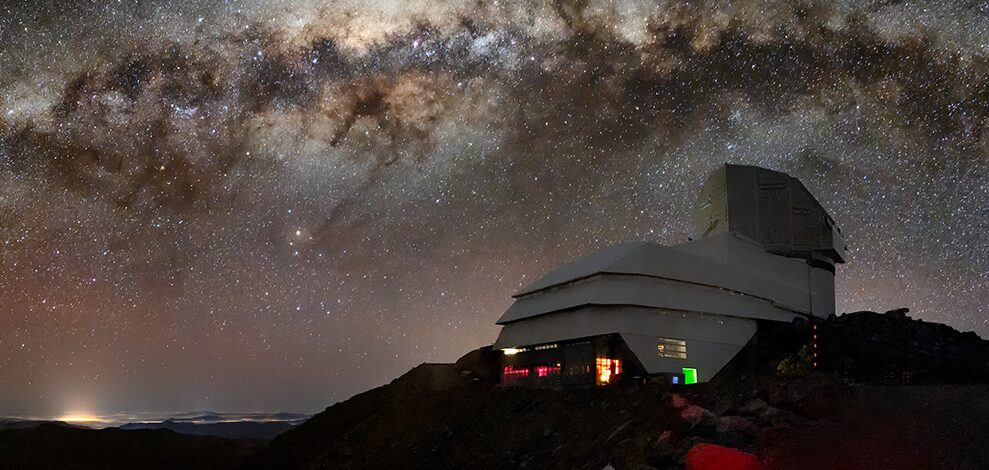 Das Rubin Observatory in Chile unter dem Nachthimmel - die Milchstraße ist klar zu erkennen.