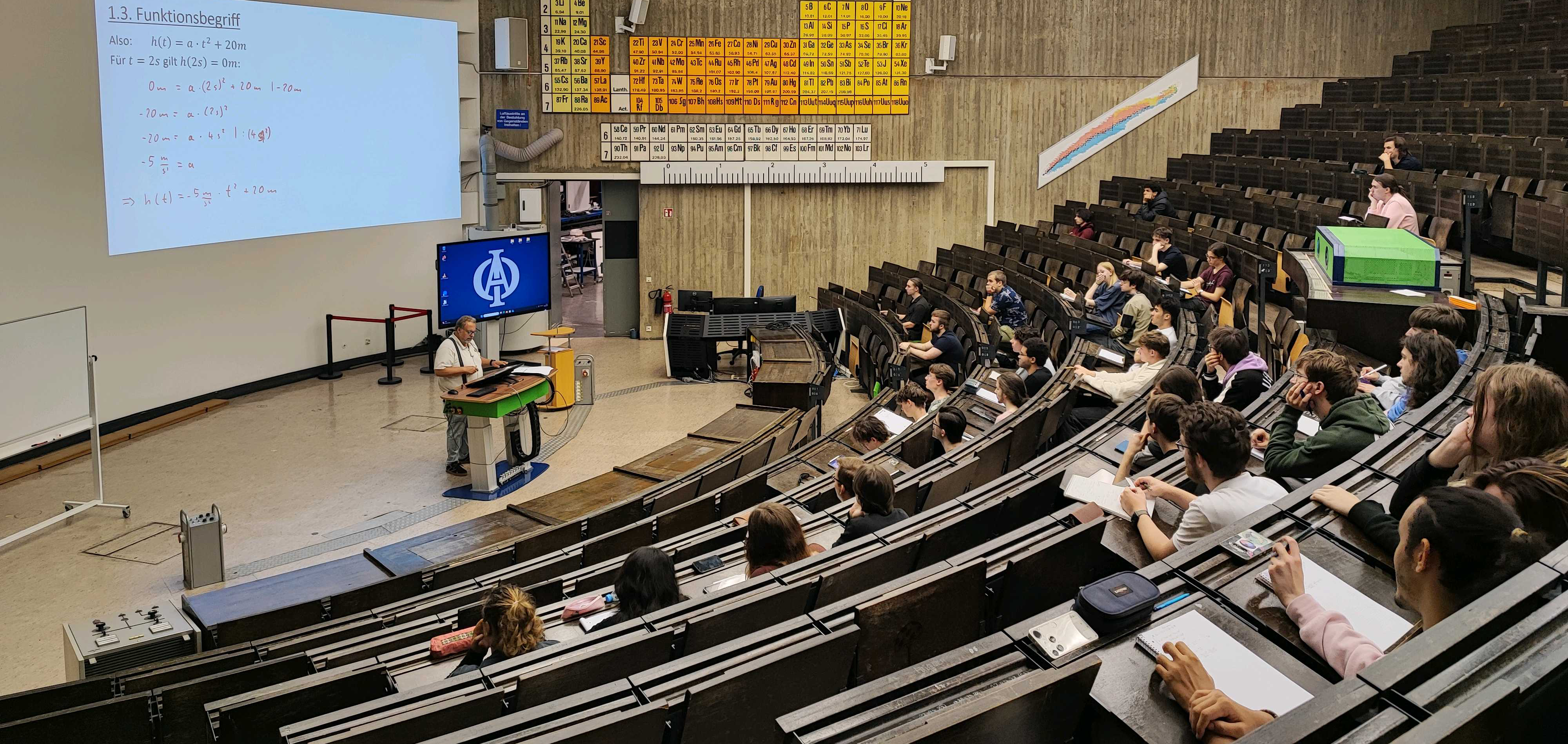 Vorkurs 2026_Boesel 37 neue Physikstudierende sitzen in einem Hörsaal und lauschen einer Mathe-Grundlagen-Vorlesung