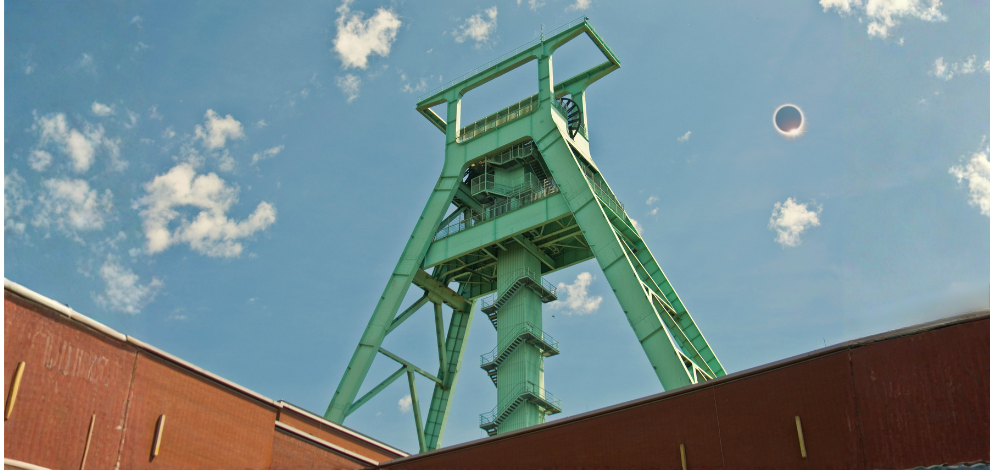 LNDA_Bergbaumuseum 2026 A mine tower seen from a low angle. In the sky, you can see the Earth's shadow, which has moved in front of the sun.
