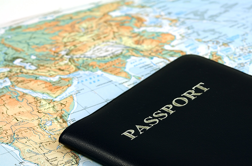 Ein Pass liegt auf einer Karte