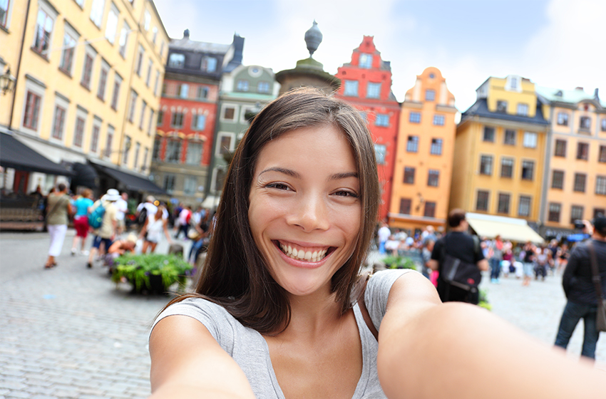 Internationale Studenten legen die Hände zusammen