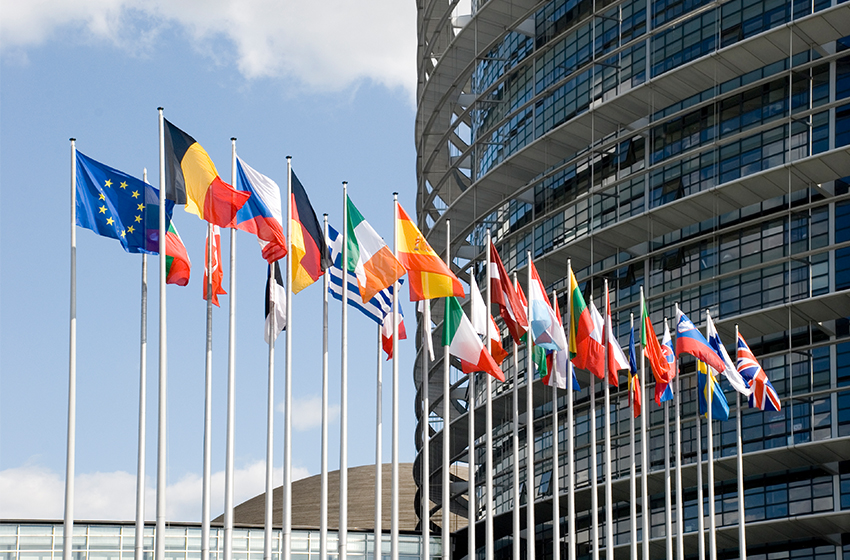 Europäische Flaggen vor dem Europaparlament