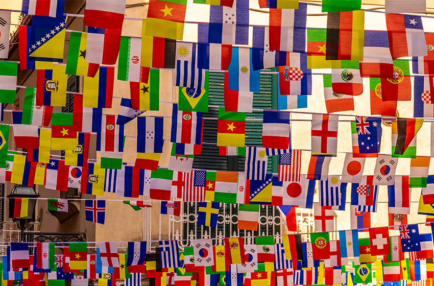 Zahlreiche internationale Flaggen hängen wie Wimpel an einer Girlande.