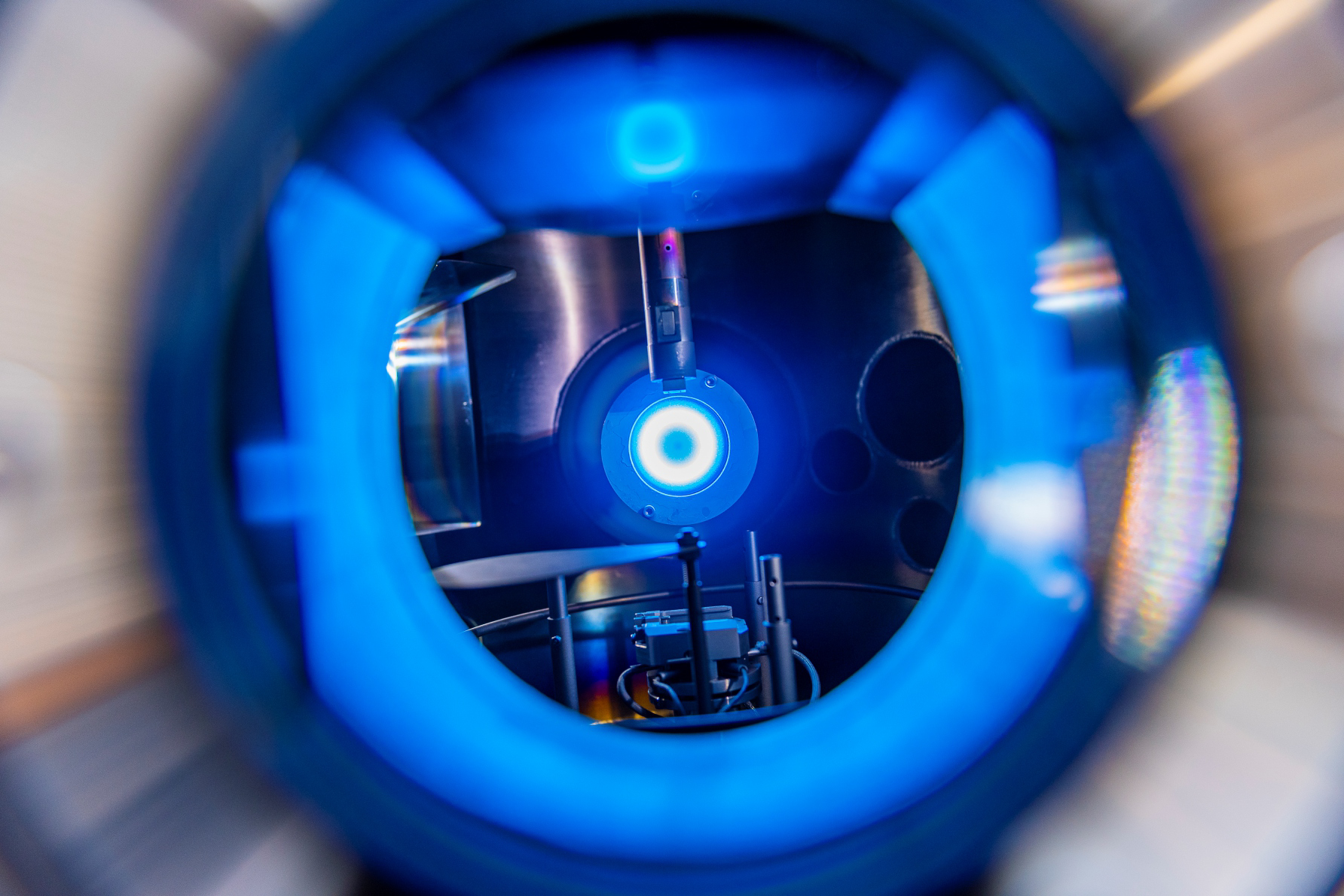 Acr1272624358400-74839 BES-Detektor mit geoeffneten Tueren des Solenoid-Magneten