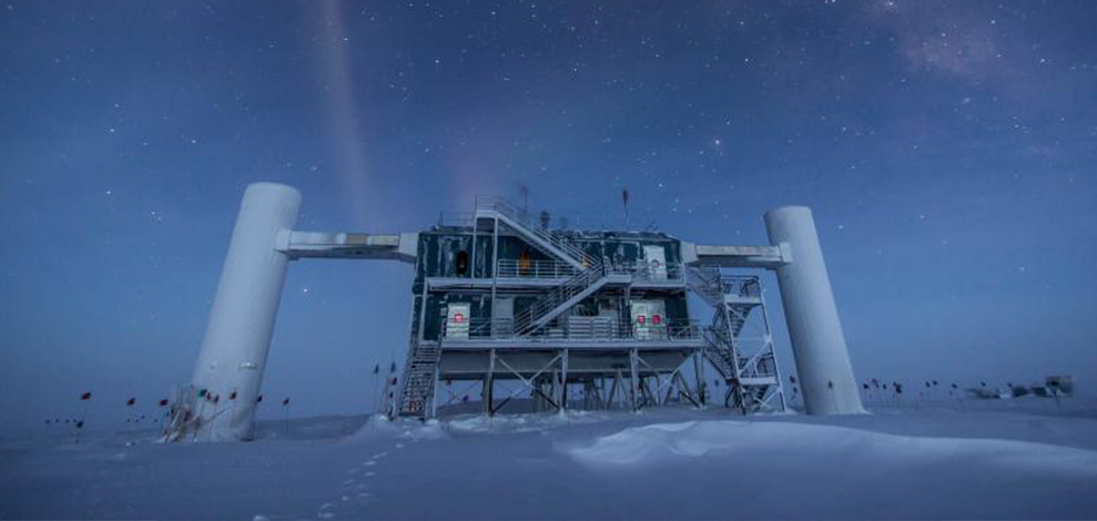 Eine Forschungsstation im Schnee unter nächtlichem Sternenhimmel