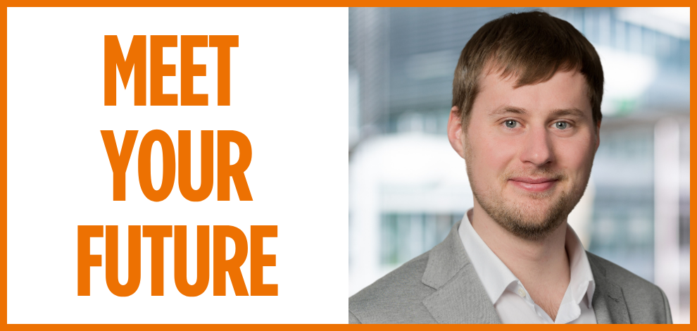 MEET YOUR FUTURE Tim Höhne Portrait von Tim Höhne, einem jungen Mann in weißem Hemd und grauem Jackett.